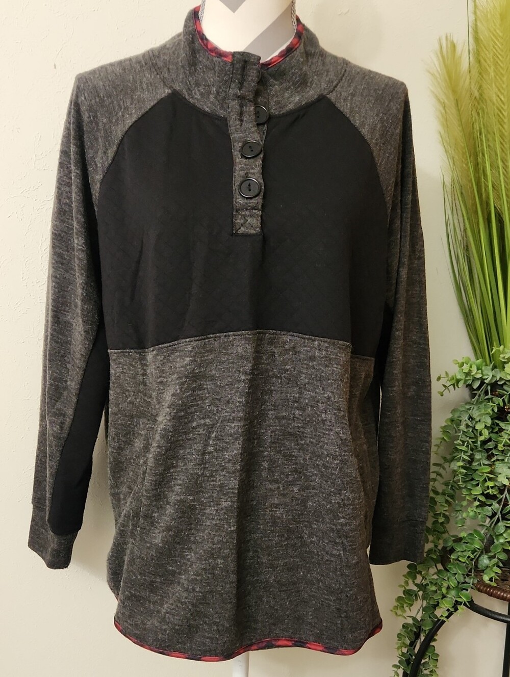 Maurices Quilted Black & Charcoal Button Pullover Top